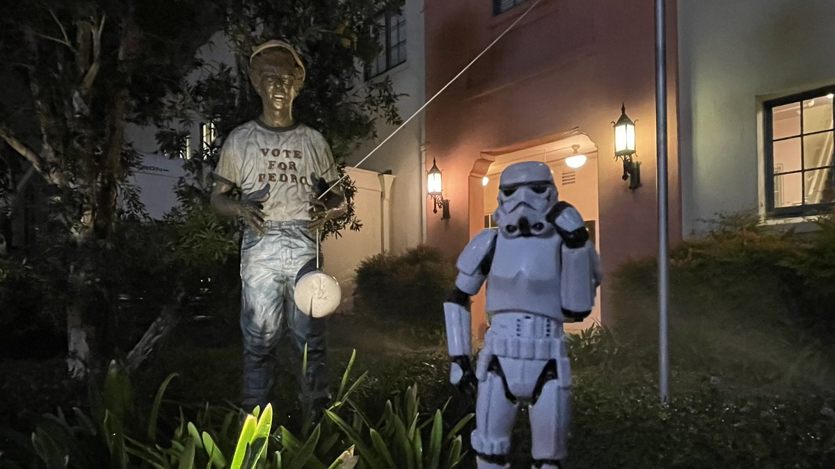 TheImperialcomm's tweet image. #StarWars #Hasbro #Kennet #Stormtrooper #OnLocation #SetLife #OnSet #NepoleonDynamite #VoteForPedro #BackTVC #TVC #Vintage #JonHeder @jonheder #Backlot #BehindTheScenes #FYP #BTS #TetherBall 

#OnLocationTrooper 
#FoxStudios