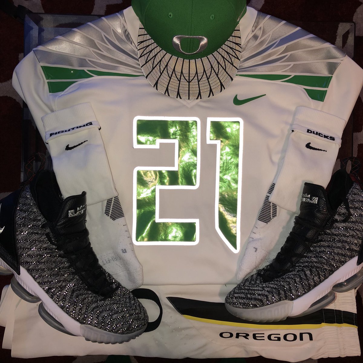 ConradicalOne's tweet photo. @siracchapman @georgewrighster @SportsChat503 @Mattyford01Ford @stromio1 @BigBoi @DuckJuiceDixon @badgordie1 @DatGreenblatt @JonahNHenderson White out + LeBron Cookies&amp;Cream 💚🤍🤍 #goducks #nofirearmsthough #justlotsofalcohol #howigameday

https://t.co/5yPjpxz8JR https://t.co/nwVmCAmyLq