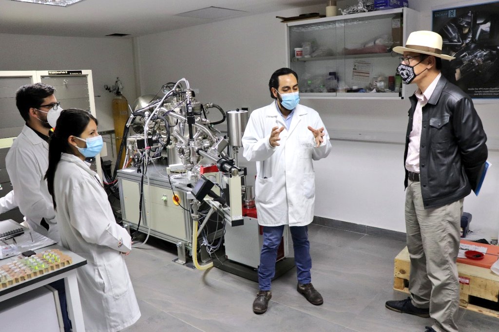 UniYachayTech's tweet photo. #Nota| 🛑 Jincheol Choi, Consejero de la Embajada de Corea, visitó Yachay Tech donde recorrió los laboratorios con el propósito de generar alianzas estratégicas que permitan la cooperación interinstitucional en pro del fortalecimiento de la Universidad y el país. 🔝👨‍🏫👩‍🏫⬇️ https://t.co/3T7EtwB6Hh