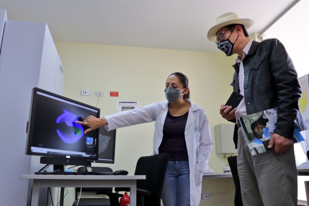 #Nota| 🛑 Jincheol Choi, Consejero de la Embajada de Corea, visitó Yachay Tech donde recorrió los laboratorios con el propósito de generar alianzas estratégicas que permitan la cooperación interinstitucional en pro del fortalecimiento de la Universidad y el país. 🔝👨‍🏫👩‍🏫⬇️