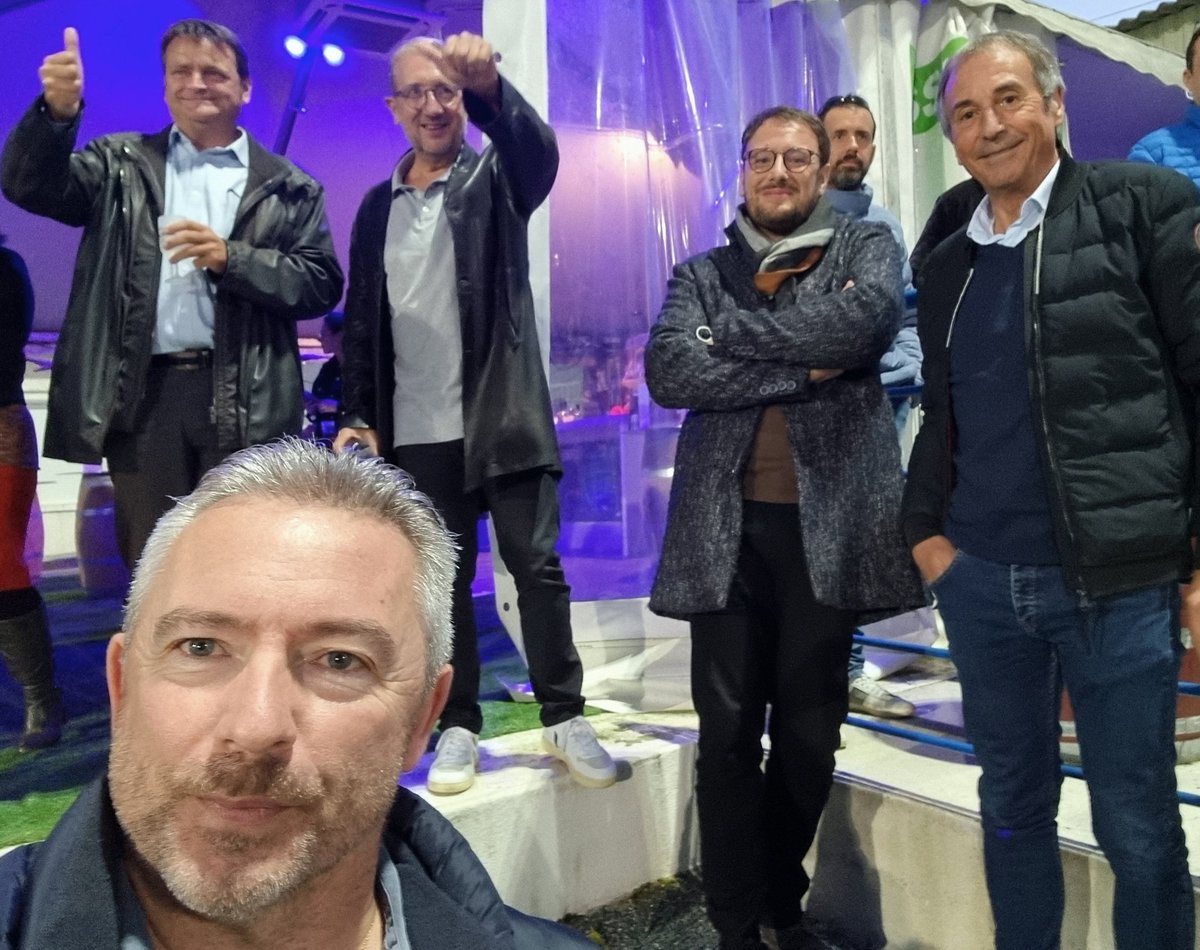 Après un match serré où le <a href="/BPFC24/">Bergerac Périgord Football Club ⚽️</a> termine sur match nul 2/2 face à <a href="/lepuyfoot/">Le Puy Foot 43</a> (après avoir été mené 2/0), me voici projeté dans la bodega au milieu des socialistes locaux. Avec <a href="/ChFauvel/">Ch.FAUVEL 2️⃣4️⃣</a>, OVNI politique, comme médiateur. #VoyageEnTerreInconnue <a href="/partisocialiste/">Parti socialiste</a>
