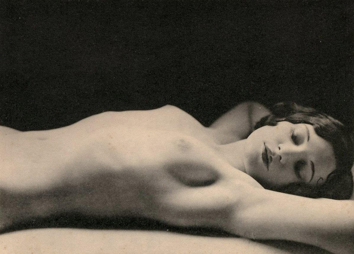 Reclining Nude (c.1925)
Picture by photographer Germaine Krull (1897 – 1985)