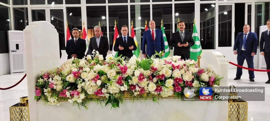LIbrahimahmed's tweet photo. بە وێنە.. سەردانی باڵیۆزی رووسیا لە عێراق و کۆنسوڵی گشتی رووسیا لە ھەرێمی کوردستان بۆ مەزاری سەرۆک مام جەلال
📸هێمن قادر پەیامنێری کوردسات نیوز
#Mam_Jalal
#Russian_Ambassador_to_Iraq
#Elbrus_Kutrashev
#Consulate_General_Erbil
#Oleg_Vladimirovich_Levin
#Dabashan https://t.co/xHrNWTLREA