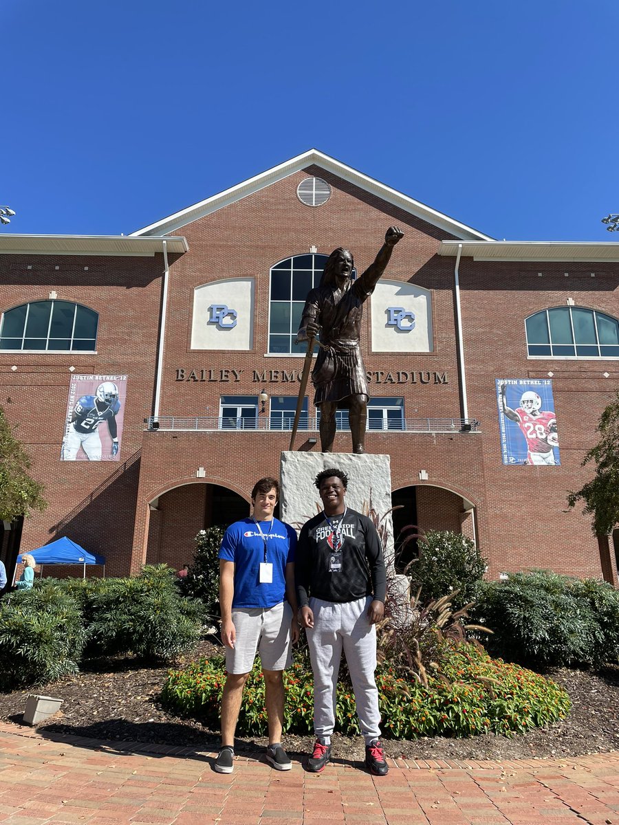 Couple of our 22’s <a href="/swinton71/">Avery Swinton ⁶²✝️</a> &amp; <a href="/vinceapprobato/">vincent approbato</a> visiting @BlueHoseFtball on our off week! #WorkToWin #unFINISHed21