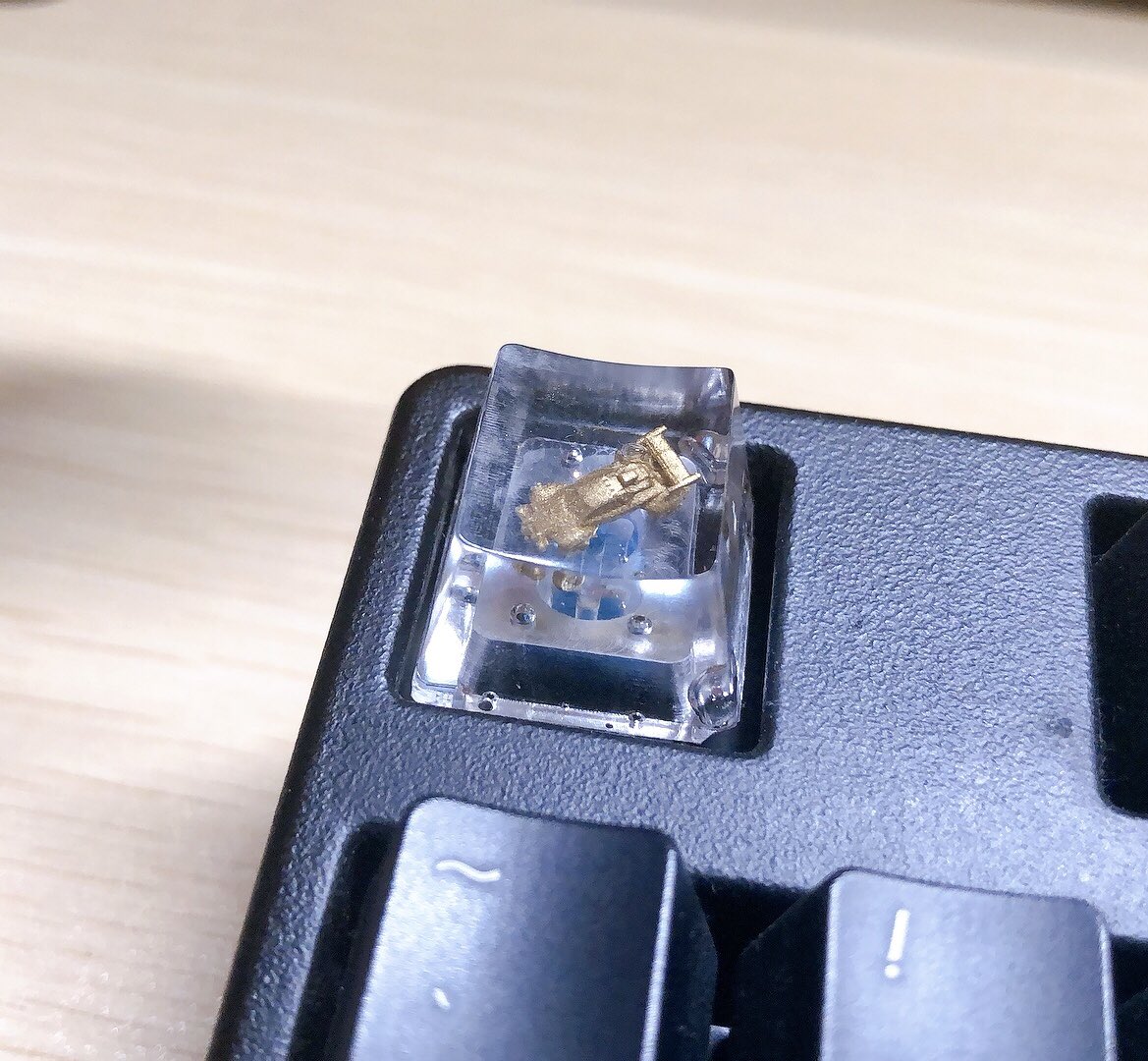 php_rl's tweet photo. ちょっと失敗したけど！！！
見て！！！
octaneのキーキャップできた！！！
うおおおお

3Dプリンターで印刷して、カラーリングして、レジンでキーキャップにして、、、長かった

#RocketLeague #keycap #handmade #Octane https://t.co/M2X0Ss4mkb