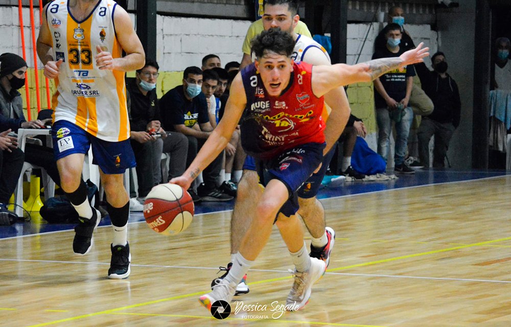 BasquetTotal's tweet photo. #DTAxBT | "NO NOS DIERON CANDIDATOS, PERO HOY DERRIBAMOS A UNO"

Marne ganó en su debut en la DTA como visitante ante Auriblanco, Mauro Domínguez fue figura y habló con @SantiagoB23 luego de finalizado el juego

📸 @YeSegade_21 

👉https://t.co/aKX2SBeTV5 https://t.co/0AtiBrgZlo