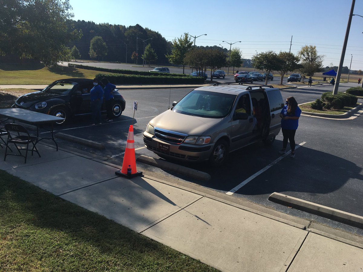 Cbjones725's tweet photo. FAFSA Drive-In Day has started @PittCC. Come complete your FAFSA today until 2:00 pm. See you soon! #FAFSADay #CFNC  #NCFirstinFAFSA #FAFSADriveIn https://t.co/3BeFBAAXuJ