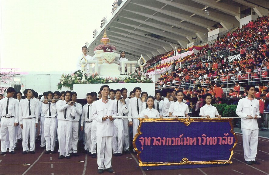 sirotek's tweet photo. นิสิตจุฬายกเลิกงานอัญเชิญพระเกี้ยว อัดสนับสนุนความเป็นอภิสิทธิ์ชน บังคับให้คนแบกเสลี่ยง ผลิตซ้ำอำนาจนิยม
องค์การบริหารสโมสรนิสิตจุฬาลงกรณ์มหาวิทยาลัย ระบุใช้คนกว่า 50 แบกพระเกี้ยว กดดันเด็กหอแบก ค้ำยันความเชื่อคนไม่เท่ากัน เป็นภาพแทนวัฒนธรรมศักดินาที่ยกกลุ่มคนหนึ่งสูงกว่าอีกกลุ่ม https://t.co/SAKUCcVXZ7