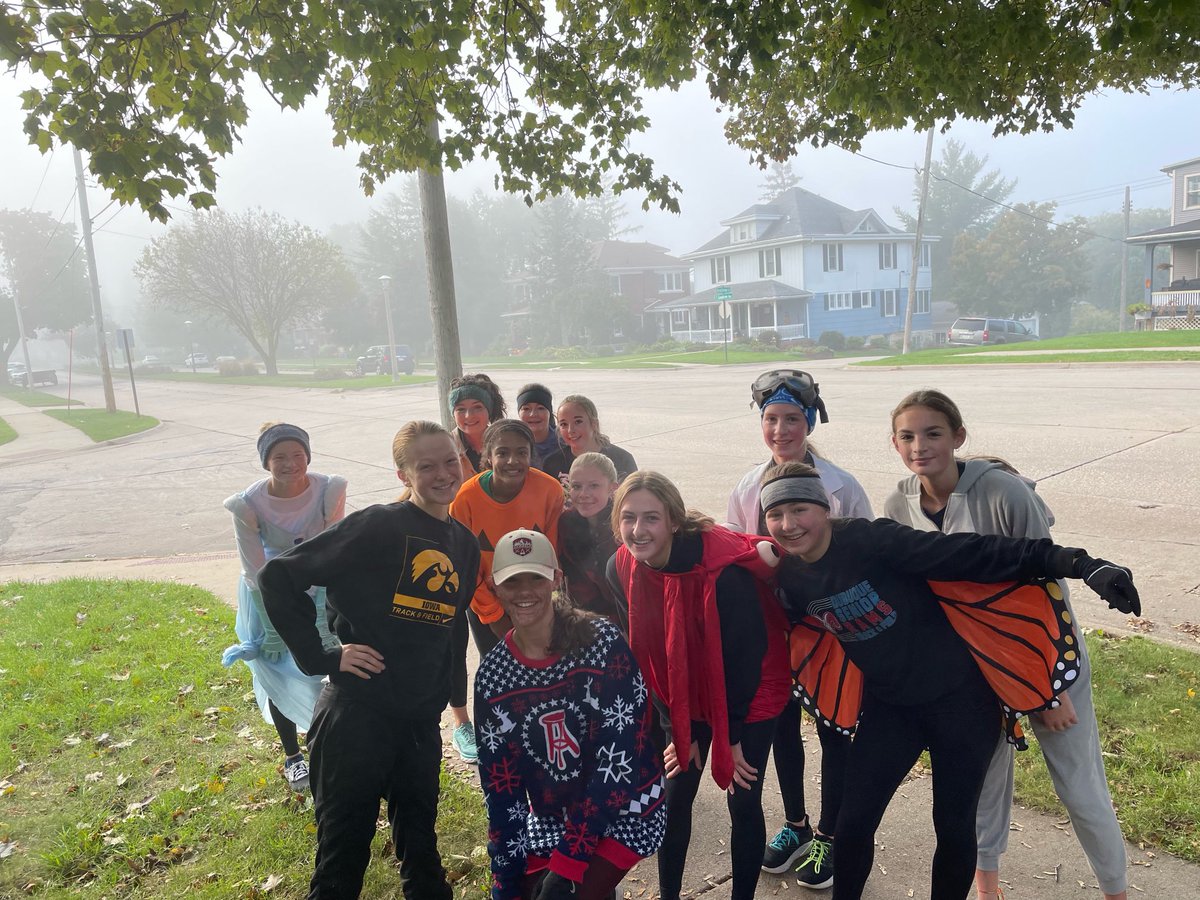 seniorwomensxc's tweet photo. Annual 🎃HALLOWEEN🎃 Run, and guess who we ran into?!? The legend/🐐 herself: ⁦@_schmidtlillian⁩ 🤩🤩🤩 https://t.co/ACmM6b0F2t