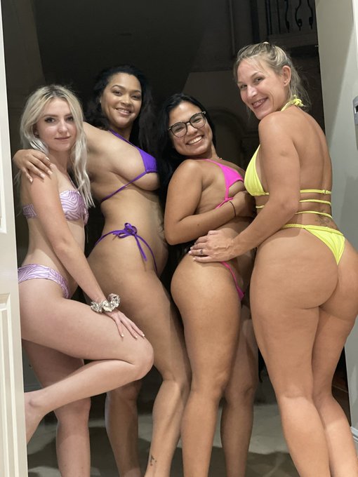 These girls welcomed me home with a night time hot tub sesh @AshlynPeaks @summercolxoxo @itsbrit_18 https://t<a href="/tag/mvsales"class="tags"><span>#mvsales</span></a>