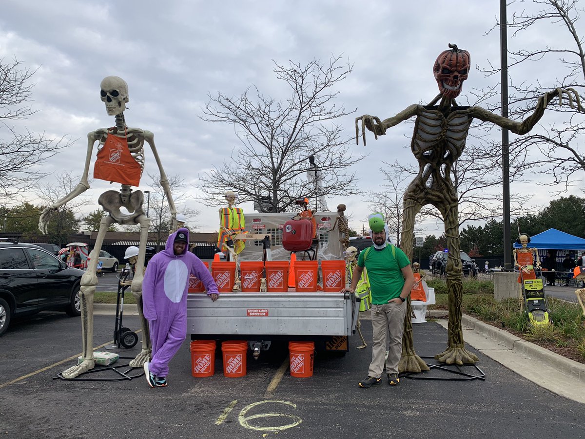 WelsJ18's tweet photo. Woodhaven Home Depot handing out candy to the kiddos at the trunk or treat! @THDWoodhaven @willdingman76 @Dbates1023 https://t.co/chw5kIWs48