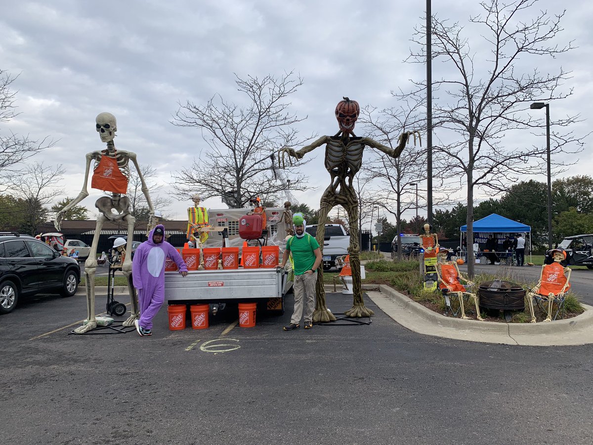 WelsJ18's tweet photo. Woodhaven Home Depot handing out candy to the kiddos at the trunk or treat! @THDWoodhaven @willdingman76 @Dbates1023 https://t.co/chw5kIWs48