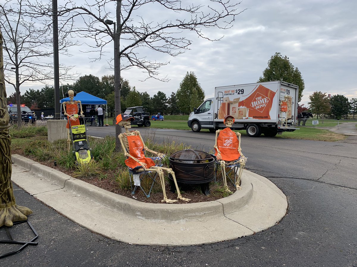 WelsJ18's tweet photo. Woodhaven Home Depot handing out candy to the kiddos at the trunk or treat! @THDWoodhaven @willdingman76 @Dbates1023 https://t.co/chw5kIWs48