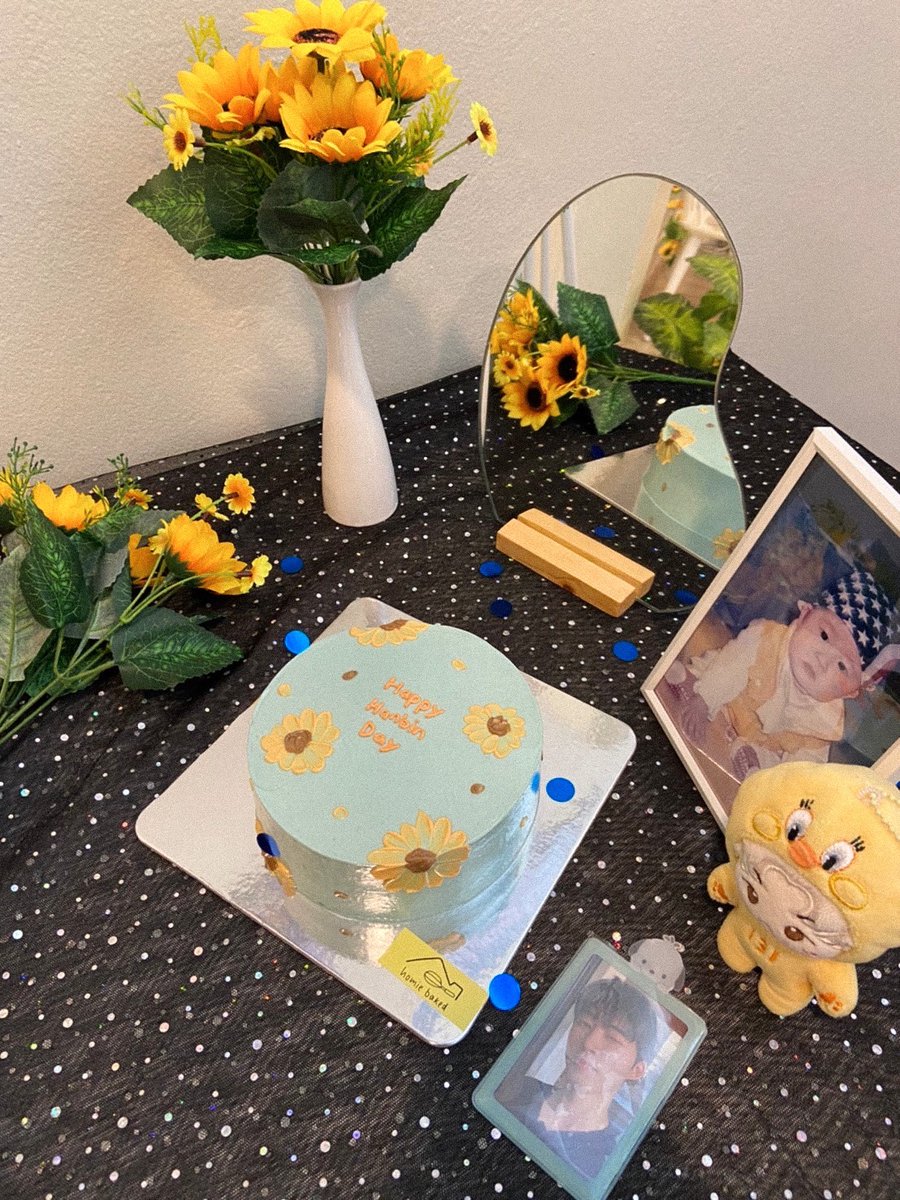 watashine_ko's tweet photo. 🌻B.I BIRTHDAY CAFE 🌻 thanks for always beside hanbin , What is your cosmos? you are my cosmos.🥰 #ForHanbinTH ❤️❤️❤️ https://t.co/JYPGiZqsSq