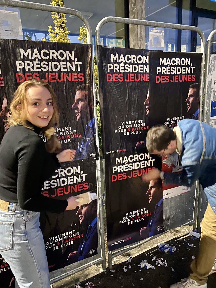 lesjem33's tweet photo. Semaine de mobilisation pour les @JeunesMacron33 ! 

Nous étions sur le terrain pour défendre le bilan du Gouvernement pour #5ansdeplus avec @EmmanuelMacron 💥 https://t.co/njhK0LsICc