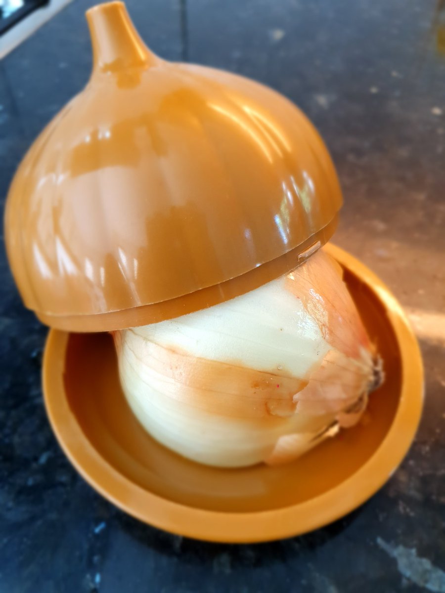 Devi_HQ's tweet photo. To family members who did not "get" what just happened in the kitchen now.

Not to be #fussy but, the rest of the onion goes into a container BEFORE going into the fridge.

The rest of the onion DOES NOT just sommer sit in the fridge and wilt.

What's your big #KitchenRule? https://t.co/xuMgcnpaTg