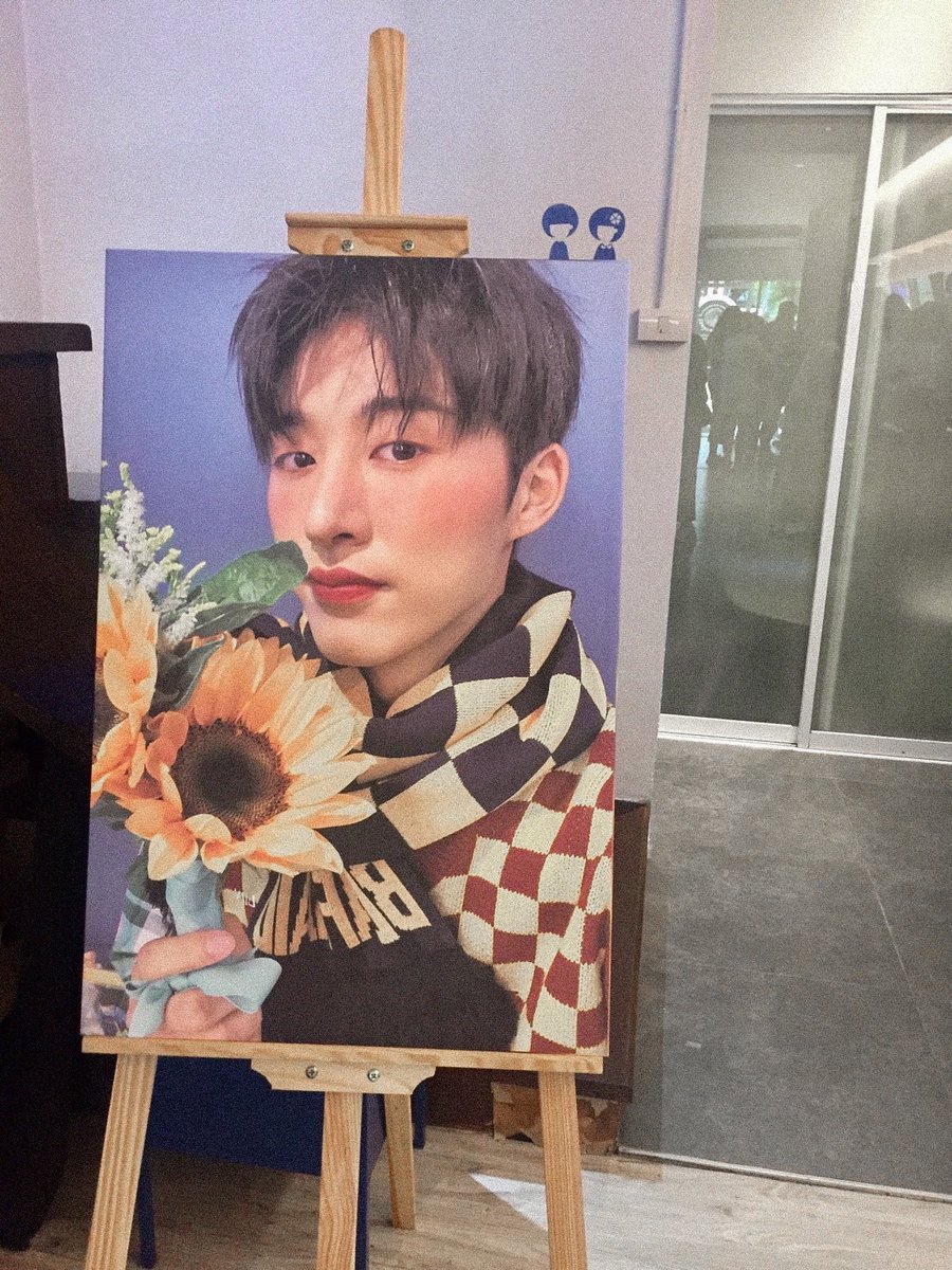 watashine_ko's tweet photo. 🌻B.I BIRTHDAY CAFE 🌻 thanks for always beside hanbin , What is your cosmos? you are my cosmos.🥰 #ForHanbinTH ❤️❤️❤️ https://t.co/JYPGiZqsSq
