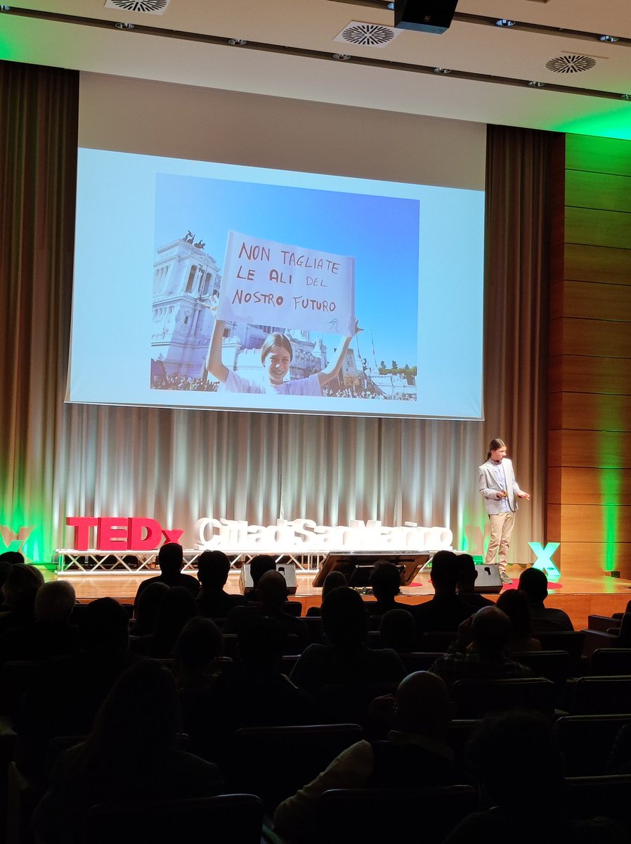 "Non tagliate le ali al nostro futuro!" ...Francesco Barberini, aka @aspiranteornitologo, sale sul palco per spiegarci come gli uccelli discendano dai dinosauri.

#TEDxCdSanMarino 
#QUIEORA