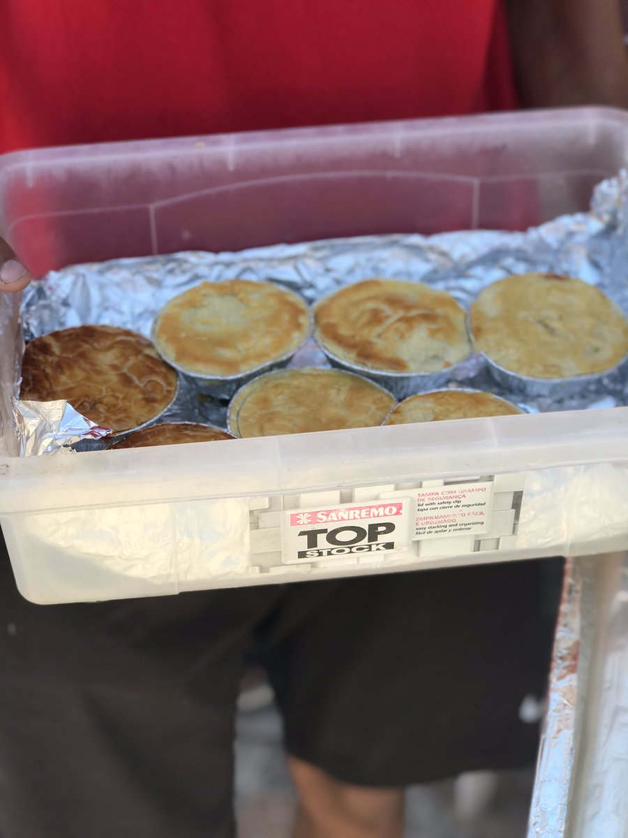 JoaoEscolhido's tweet photo. Boa tarde, então galera algumas pessoas sabem que eu trabalho de jovem aprendiz, porém a renda é baixa, estou com esse projeto de está vendendo empada , pra ajudar na renda em casa. Quem puder me ajuda compartilhando e dando rt ficarei grato, lembrando que entrego em domicílio https://t.co/ww73QBsNCe