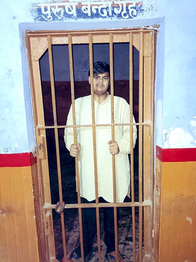 ASTHAKAUSHIK_'s tweet photo. सलाखों के पीछे पहुंचे अदनान मियां के तालिबानी इरादों की सारी हवा निकल गई!
हिन्दुओं पर नफ़रत भरी पोस्ट और औरतों को लेकर तालिबानी मंसूबों की बखिया यूपी पुलिस अच्छी तरह उधेड़ रही है!! https://t.co/KvxVTpvisa
