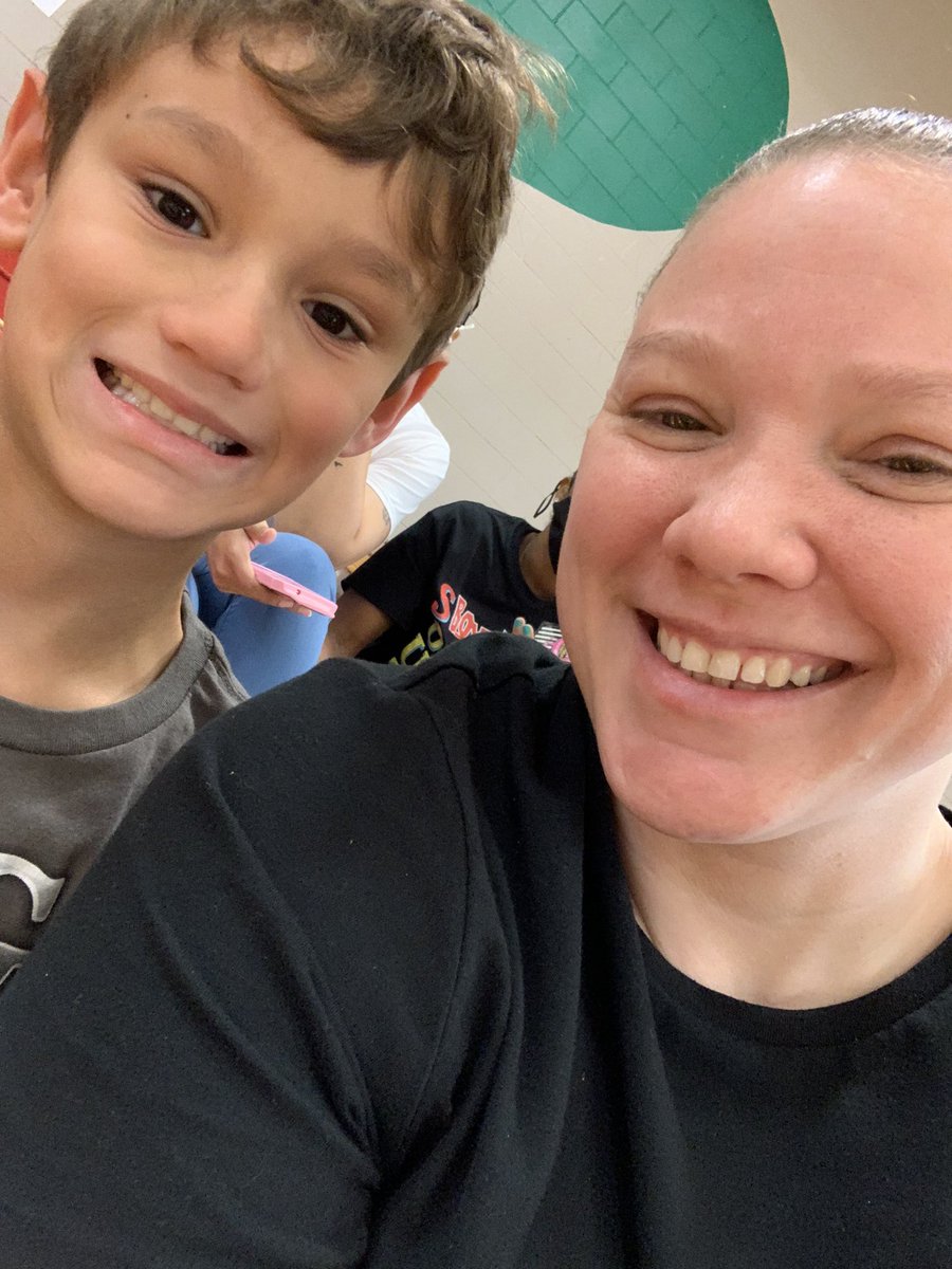 carriesunkes's tweet photo. Cheering on our 7th grade huskies!
@PrincipalPaz https://t.co/KEkrp1pWcC