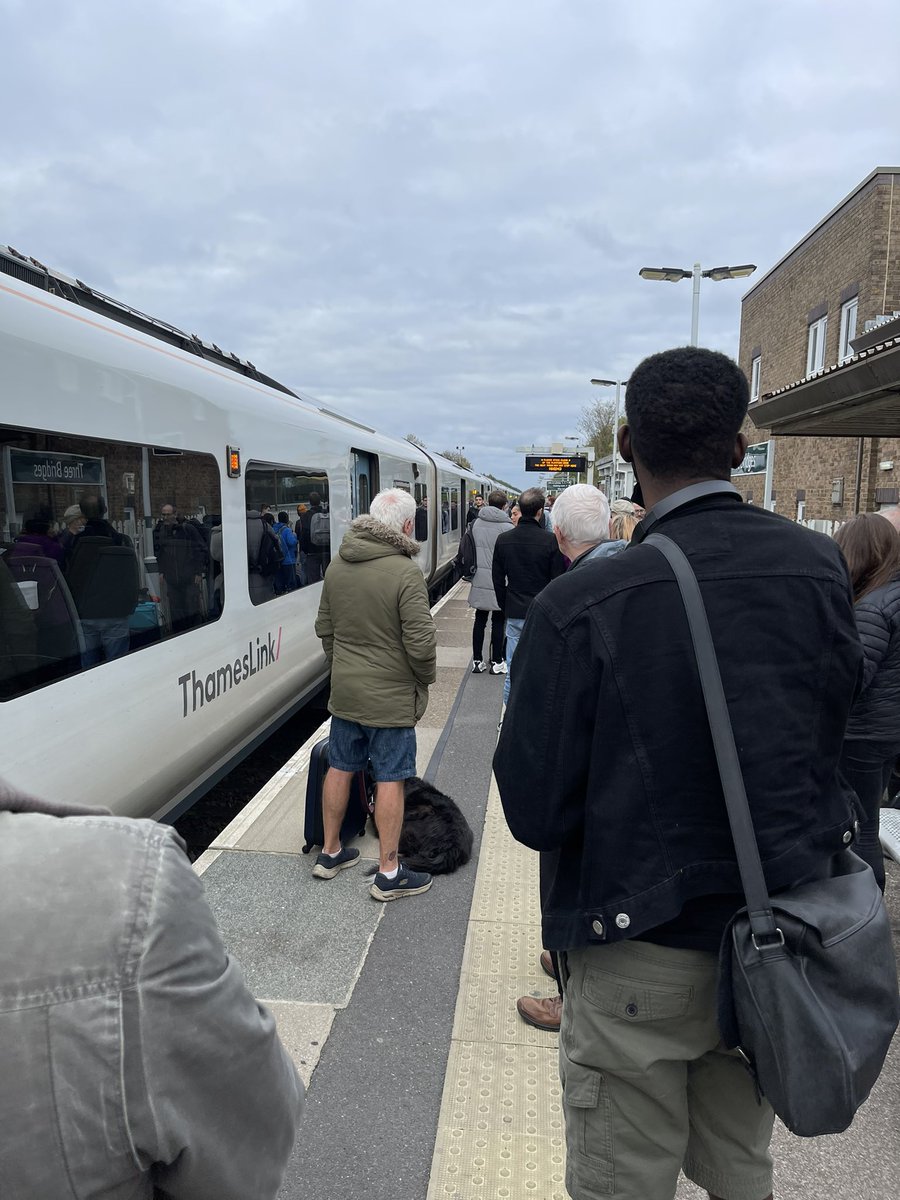 StonedCrows's tweet photo. @TLRailUK I pay £400 a month for this rubbish. This is precisely why people drive. Unbelievable. Now the kids’ dinner will be late, thanks very much for ruining what was a great day https://t.co/da1iGkE2IL