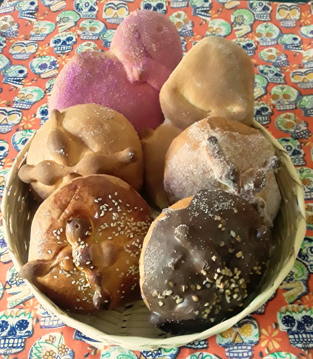 gaytanjuan17's tweet photo. "Pan de Temporada"
#PanDeMuerto 💀☠️ #Muñecas
#PanArtesanal 🥖🥐 #Suculento😋 #PanaderiaMexicana 
#Ajonjoli #Chocolate🍫
#Azucar #Canela #Nuez
#Cesto #Cesteria https://t.co/8oedbvrJ3J