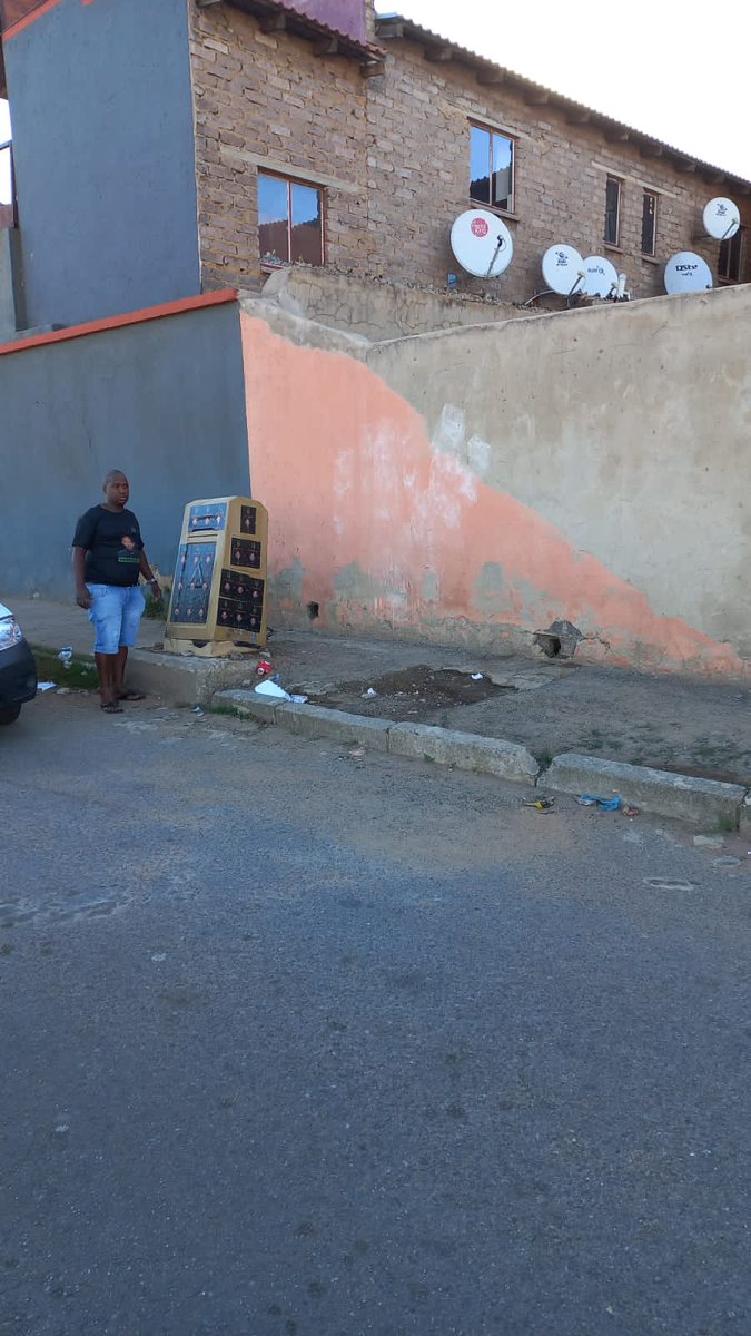 LUGAJU8's tweet photo. BLF Comrades Using Every Space They Could Find 
#LGE2021 
#VoteForYourLife
#VoteBLF https://t.co/0csqQGPYmZ