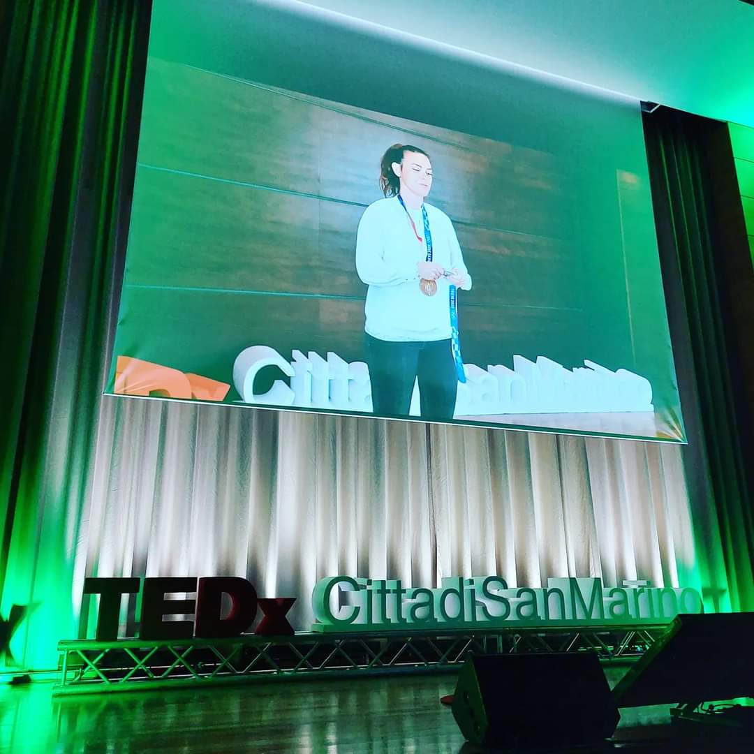 Il nostro schermo virtuale ci fa apprezzare l'esperienza di @_aleperilli_. Atleta sammarinese, prima medaglia storica di San Marino alle Olimpiadi di Tokyo 2020. Ci racconta come vive il suo QUI E ORA.

#TEDxCdSanMarino 
#QUIEORA