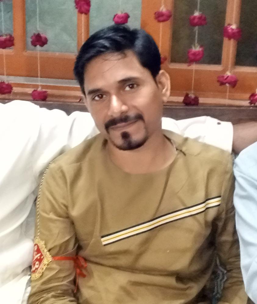 HaniQureshi5's tweet photo. حیدرآباد کے پنیاری تھانے کی حد سے دولہا پُراسرار طور پر لاپتہ ہوگیا

 گزشتہ کل رات 22 تاریخ کو اس کی بارات تھی یہ شخص صبح ناشتہ لینے کیلئے نکلا تھا جس کے بعد اب تک کچھ پتا نہیں چل سکا ہے.

رابطہ نمبر
03163806606
03123052240 https://t.co/ILegLyxHzN
