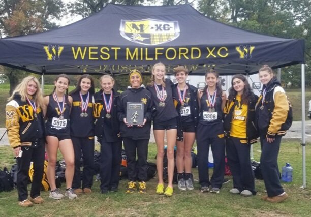 Lady Highlanders take first place in the Lou Fraulo Invitational. #NoeXCuses <a href="/WMAthleticDept/">WMAthletics</a> @WestMilfordSupt