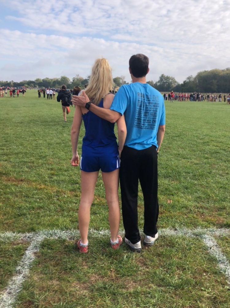 Special moment between Emily &amp; Coach Davis☠️🏃‍♀️💙<a href="/GCHSPirates/">Greensburg Comm HS</a> @GCHSYearbook22
