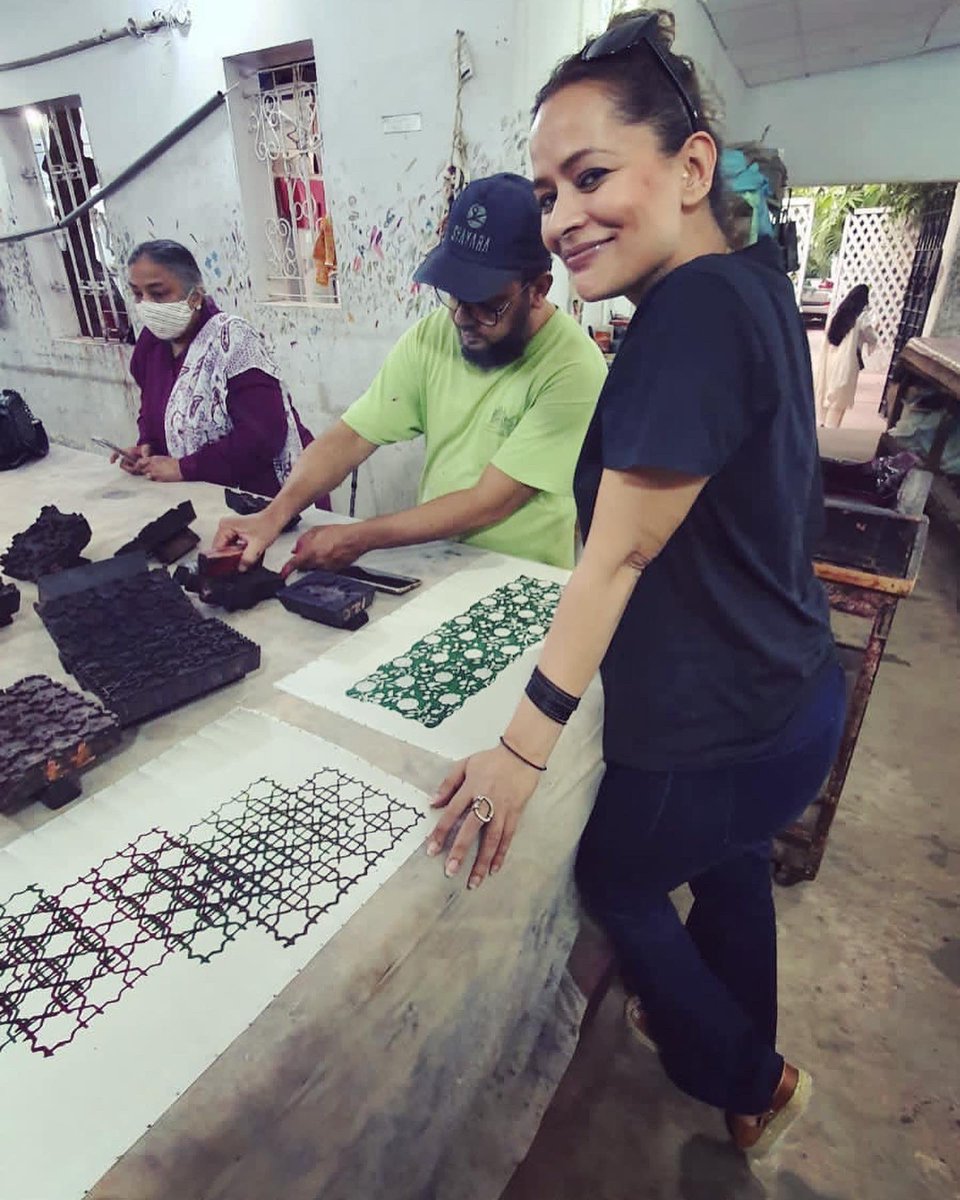 andleebXPOZE's tweet photo. What a fabulous Saturday spent at #FaizaSamee studio : trying out gorgeous clothes, chilling out, having chai & experiencing how to block-print!! We all got a chance to block our own prints, in our own favorite colors! @MunaShamsuddin https://t.co/7xbqpGtlKs