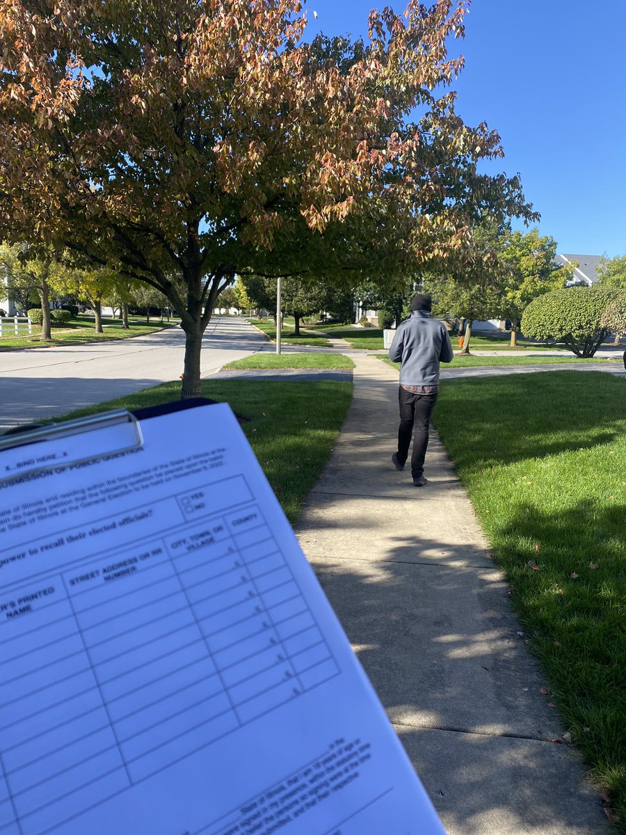 katiemclancy's tweet photo. Beautiful morning to knock doors! #ILRecall https://t.co/x54TqJmc2U