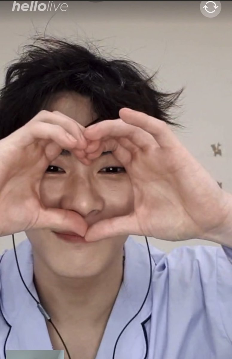 wwpattttt's tweet photo. Can’t believe!!!! I got the chance to VDO call with MoonBin. He looks so fine and friendly. He smiled all the time. He asked “Today (event) is good?” Me: Yes goodx2, Astro always good😉
#ASTRO #MOONBIN #아스트로 https://t.co/gHifPehCrC