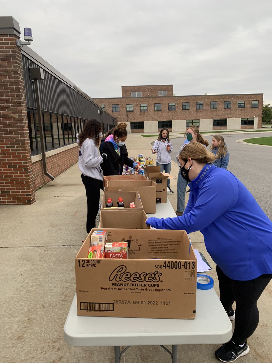 Thanks to all the Glendale and High School leaders for helping restock the shelves of the Sweet Home Education Foundation food bank supporting its Weekend Backpack program!