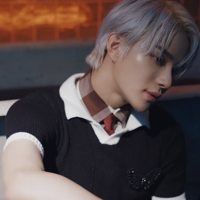 พี่จองอูเขาเป็นแวมไพร์มานานจริงๆ เป็นตั้งผมบลอนทองจนหัวขาวอะ ยังไม่ได้เปลี่ยนชุดเลย