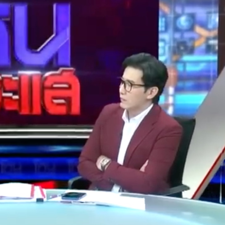 Apichard10's tweet image. ภาษากายพี่หนุ่มเวลาสัมภาษณ์ใครแล้วเขาไม่เชื่อ จะเอนตัวไปคนละฝั่งกับคนสัมภาษณ์ (Lean away / lean backward)  และมือมากั้นไว้ (Blocking)  เช่น ประสานมือ หรือ เอามือท้าวคาง บางทีก็กอดอกเอนตัว

มักจะเป็นภาษากายที่พบบ่อยเวลาเราตั้งใจฟังอีกฝ่ายโดยเฉพาะต้องจับผิด หรือ จับโกหก

#โหนกระแส