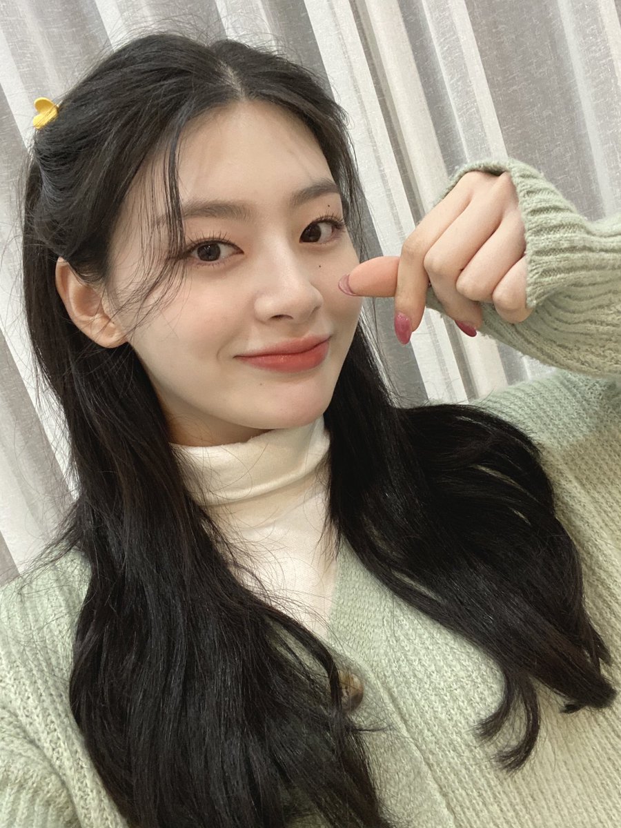 701Iiu's tweet photo. she's so cute https://t.co/E6nSoblHAy
