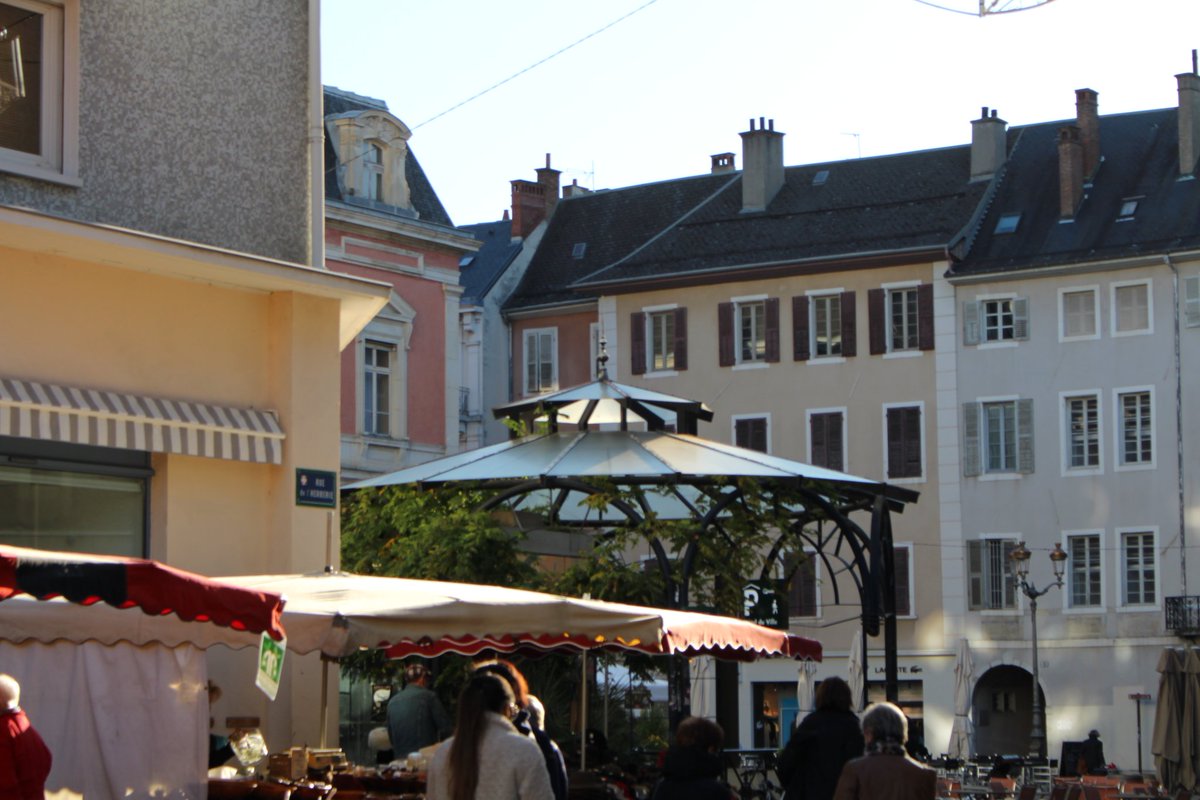 jeunesmacron73's tweet photo. Les @jeunesmacron73 mobilisés ce matin sur le marché de #Chambéry pour défendre un bilan favorable à la jeunesse ! #5ansdeplus #MacronPrésidentDesJeunes https://t.co/ni7DsjqTuR