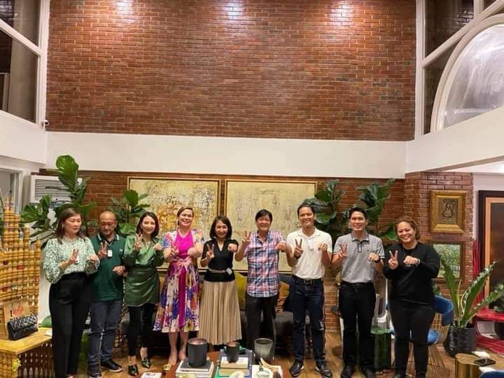 LOOK at the placement of the hand signs. It is done. ✌🏽👊🏽🇵🇭❤️💚

*Credit to the owner of the photo
