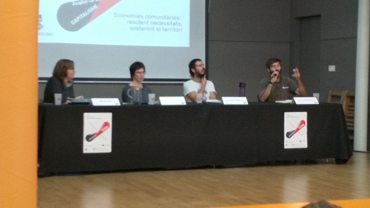 pamapamcat's tweet photo. "Els boscos comunals s'estan perdent. Hi ha una regressió absoluta del que és el bé comunal"  diu Marc Garfella de #Bosquerols. Així i tot, "on el veïnat ha fet una societat propietària dels boscos, els comuns s'han mantingut"

#EconomiesComunitàries a la #FESC2021 https://t.co/IjEzfTJBuP