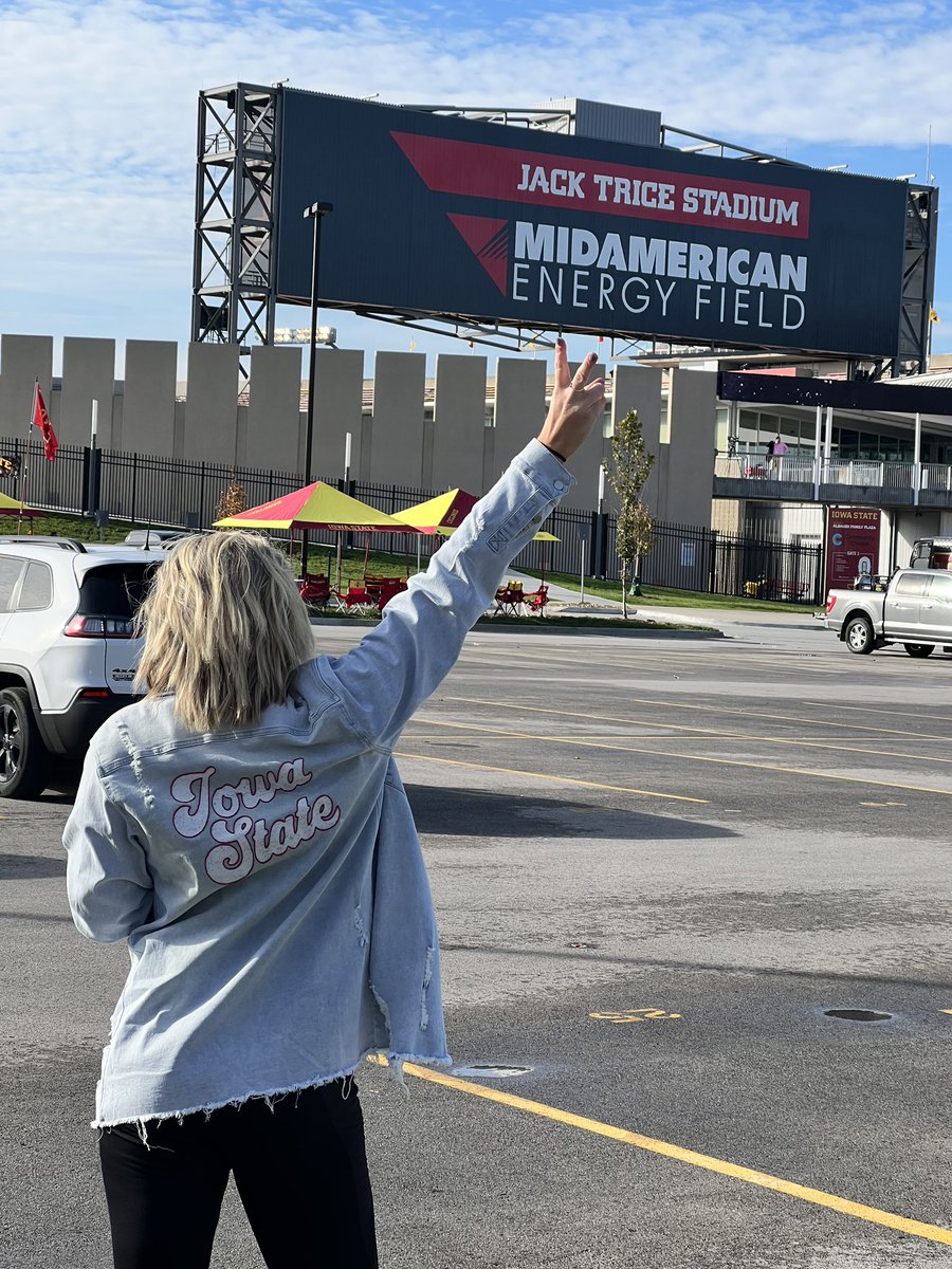 jlickteig013's tweet photo. Thank you Cyclone Twitter…. More importantly @KrystalBlum for connecting me to @k_predl and making this masterpiece. #CyclONEnation ❤️💛 https://t.co/81wDTmulqZ