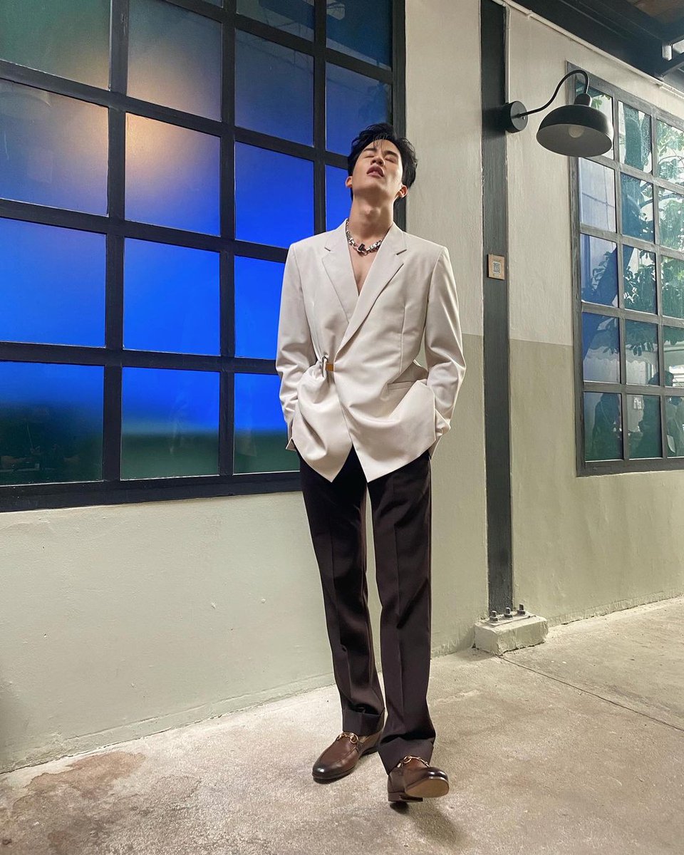 casuarineslove's tweet photo. Newwiee posted his photo in hotel that he hangout with his friends last night.

Tawan_V posted his photo during kazz award last night too.

My question is, where is taynew right now? From where did they posted both last night throwback photos? Bye. https://t.co/3LT9UyRwEZ