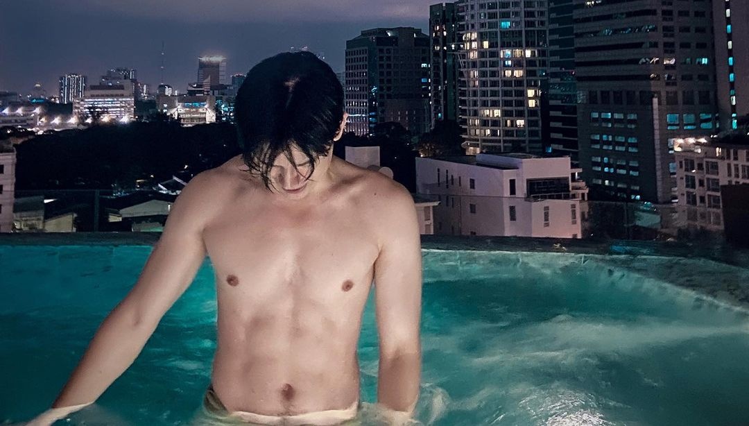 casuarineslove's tweet photo. Newwiee posted his photo in hotel that he hangout with his friends last night.

Tawan_V posted his photo during kazz award last night too.

My question is, where is taynew right now? From where did they posted both last night throwback photos? Bye. https://t.co/3LT9UyRwEZ
