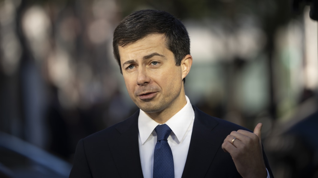 MotoringChat's tweet image. Buttigieg defends safety agency appointment after Musk claims she's 'biased' autoblog.com/2021/10/23/pet…