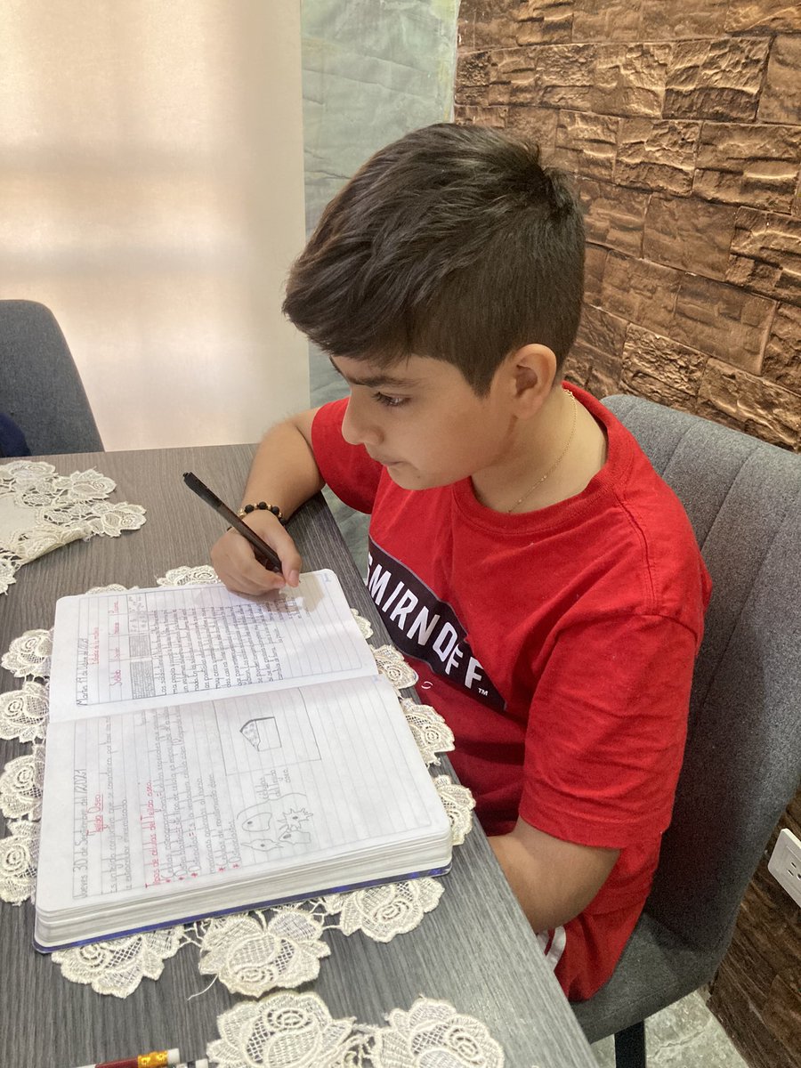 stivenarang's tweet photo. ok, pero la letra de mi hermanito 🤯 https://t.co/6QtMsNB61R