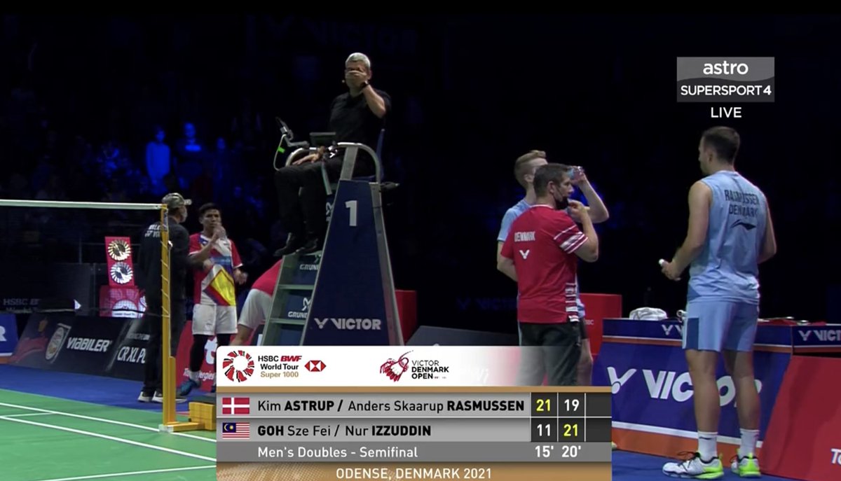 the_ssanta's tweet photo. Game 2 izzuddin - sze fei.we ought to remember how they chased back from 7-16 and all the way to 21, forcing danes to rubber game. The commentator said "she's shocked" Malaysians shock in proud too #DenmarkOpen2021 https://t.co/Tsp1DyQJ2Q