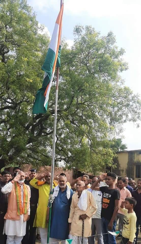SIGRIWALBJP's tweet photo. भगवानपुर प्रखंड के नौउवाटोला में शहीद कुमार विश्वास जी 
के शहादत दिवस पर  राष्ट्रीय ध्वज का झंडोत्तोलन किया व उनके तैल्य चित्र पर पुष्प अर्पित कर शत् शत् नमन्  किया । https://t.co/3thAquXf6L