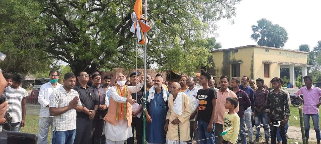 SIGRIWALBJP's tweet photo. भगवानपुर प्रखंड के नौउवाटोला में शहीद कुमार विश्वास जी 
के शहादत दिवस पर  राष्ट्रीय ध्वज का झंडोत्तोलन किया व उनके तैल्य चित्र पर पुष्प अर्पित कर शत् शत् नमन्  किया । https://t.co/3thAquXf6L